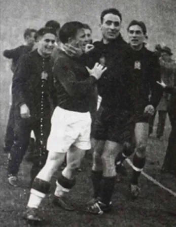 Puskás si abbraccia con Gellér dopo la storica vittoria ungherese a Wembley nel 1953