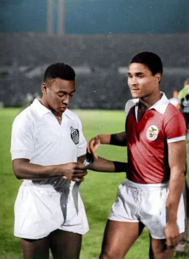 Pelé ed Eusébio in azione durante Santos–Benfica 5-2 nella Coppa Intercontinentale 1962, la partita che consacrò O Rei.