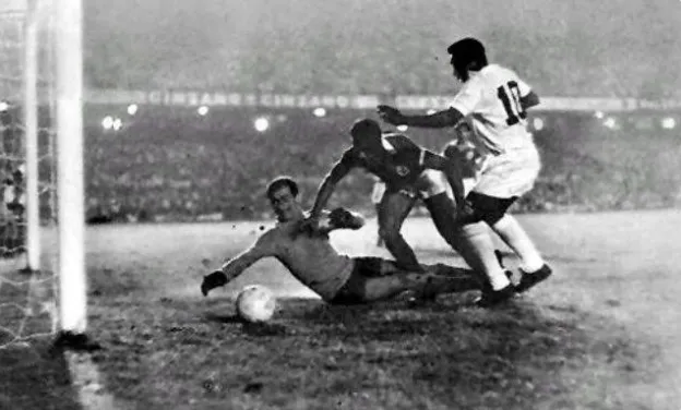 Pelé davanti al portiere del Benfica durante la Coppa Intercontinentale 1962, nell’azione che porta a uno dei gol decisivi del Santos.